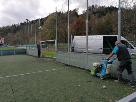 Zamenjava umetne trave na malem nogometnem igrišču v Idriji